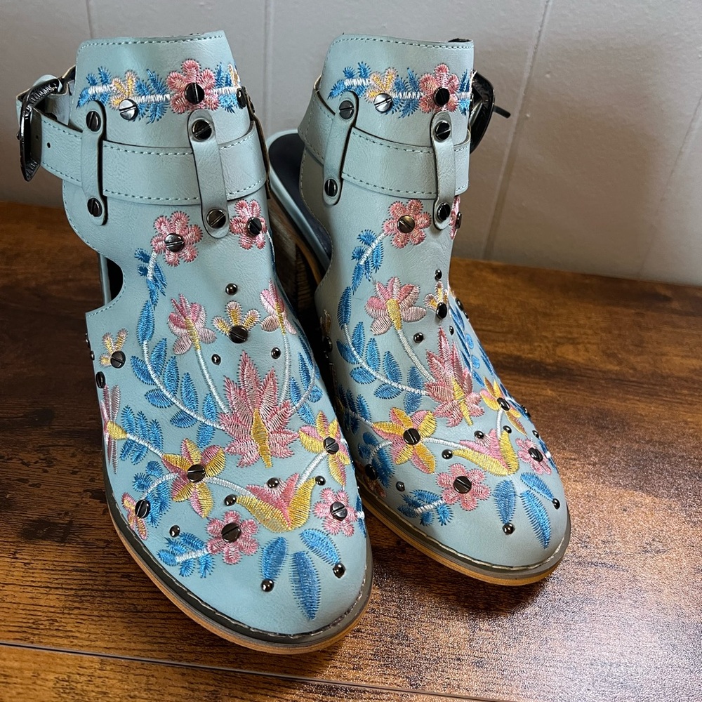 NWOT Women's Size 8 Super Cute Heeled Booties, 3 1/2" Heel, Floral, Very Colorfu